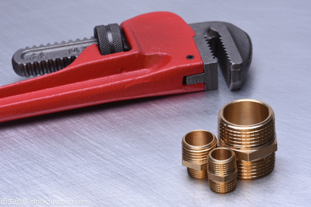 设备管道与供热承包商的得力助手 黄铜水暖零件及其专用扳手